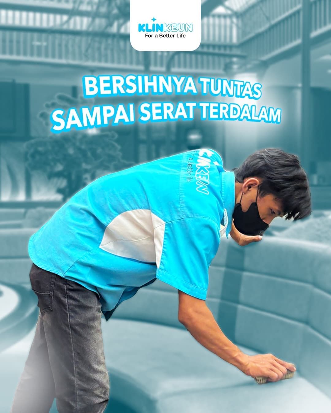 Teknisi Klinkeun membersihkan sofa